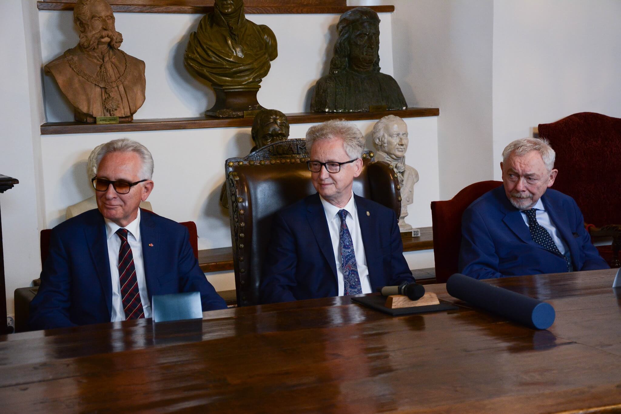 Wręczenie księgi pamiątkowej dedykowanej prof. Andrzejowi Chwalbie