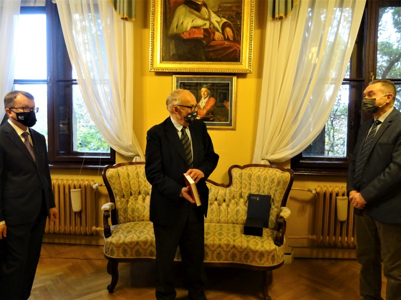 Wręczenie księgi pamiątkowej profesorowi Maciejowi Salamonowi
